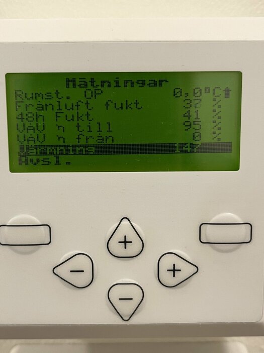 Digital kontrollpanel för ventilationssystem med knappar och LCD-skärm som visar text och siffror.