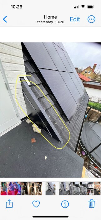 Skadat hustak med solpaneler, gult markeringstejp visar den skadade delen.