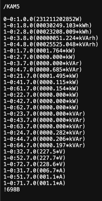 Textbaserad bild som visar energiförbrukningsdata, sannolikt avläsning från en teknisk utrustning, med kvantiteter av kW och kVA.