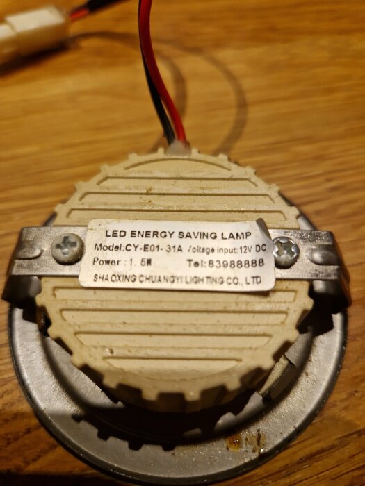LED-energisparlampa, modell CY-E01-31A, 12V DC, 1.5W, kylfläns, etikett med tillverkarinformation, elektriska kablar.