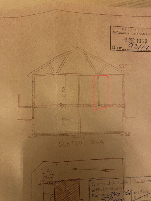 Arkitektritning av sektion, daterad 1966, med måttangivelser, Sveriges stämpel, anteckningar. Rött markering på en del.