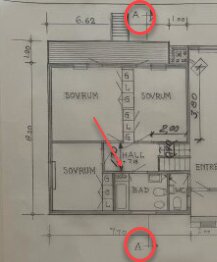 Arkitektritning av en lägenhetsplan med tre sovrum, hall, bad och kök markerad med röda cirklar och en pil.