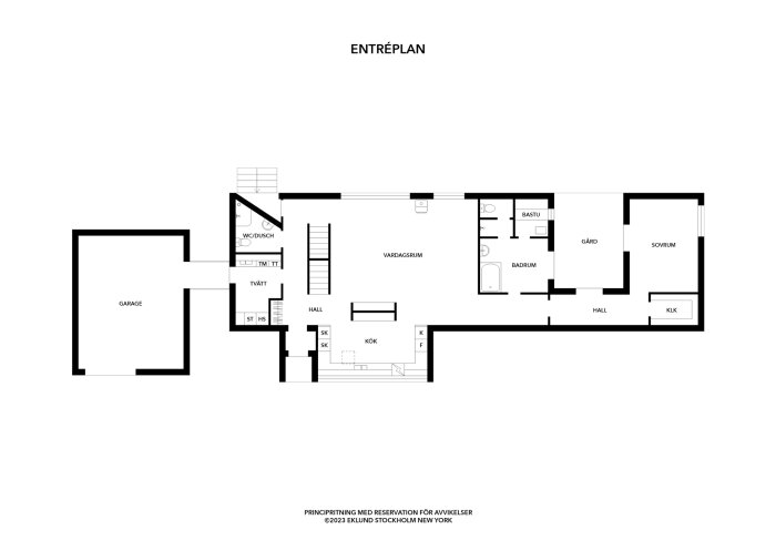 Ritning av entréplan för ett hus med garage, kök, vardagsrum, sovrum, badrum och bastu.