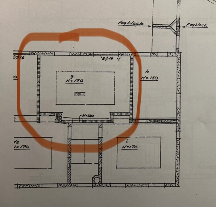 Arkitektonisk ritning med mått och markerad sektion i orange cirkel. Planlösning för rum med detaljer.