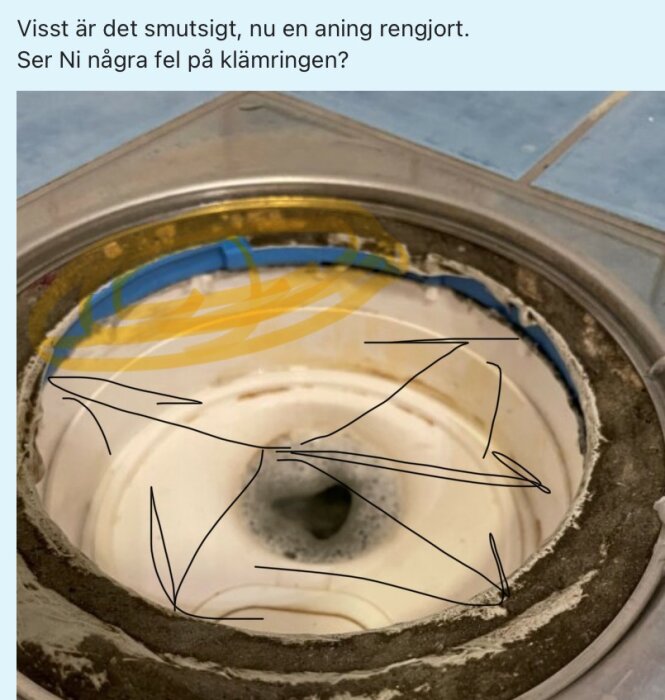 En smutsig spishäll med tecknade linjer och text som efterfrågar brister i rengöringen.