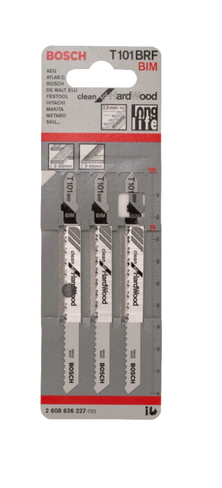 Förpackning med Bosch sticksågsblad för trä, märkta "clean for HardWood," lång livslängd, 2,5 mm tanddelning.