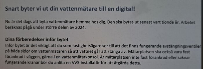 Text informerar om byte till digital vattenmätare, ger förberedelseinstruktioner till fastighetsägare, planerat för 2024.