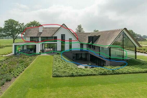 Modernt hus med traditionellt tak, stora glasfönster, omgivet av en välskött trädgård, ritade linjer i bilden.