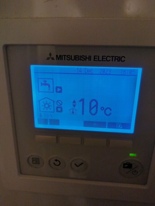 Digital termostat för inomhustemperatur från Mitsubishi Electric, visar tid, datum, och temperaturinställningar.