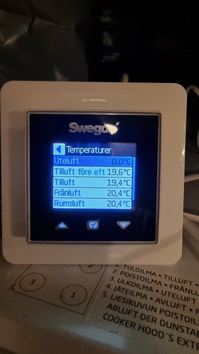 Kontrollpanel för ventilationssystem som visar temperaturer för uteluft, tilluft och rumsluft.