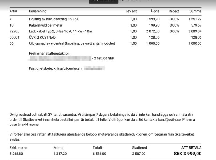 Det är en faktura med olika kostnadsposter och rabatter, inklusive moms och preliminär skattereduktion, belopp att betala anges.