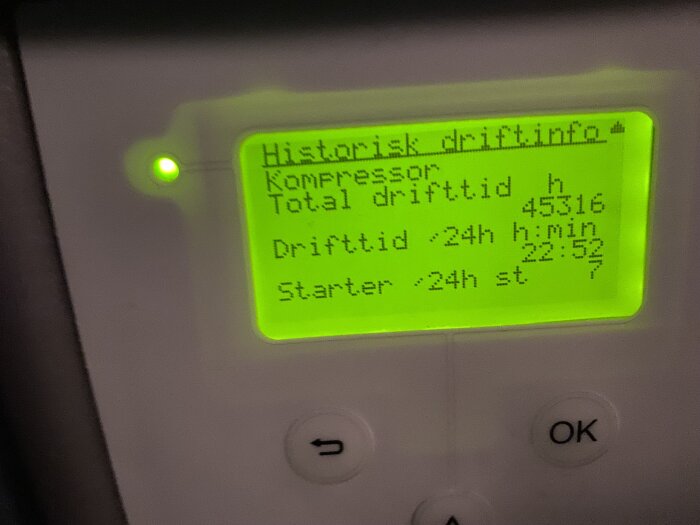 LCD-display visar kompressor driftinformation, total drifttid i timmar, drifttid senaste dygnet och startantal.