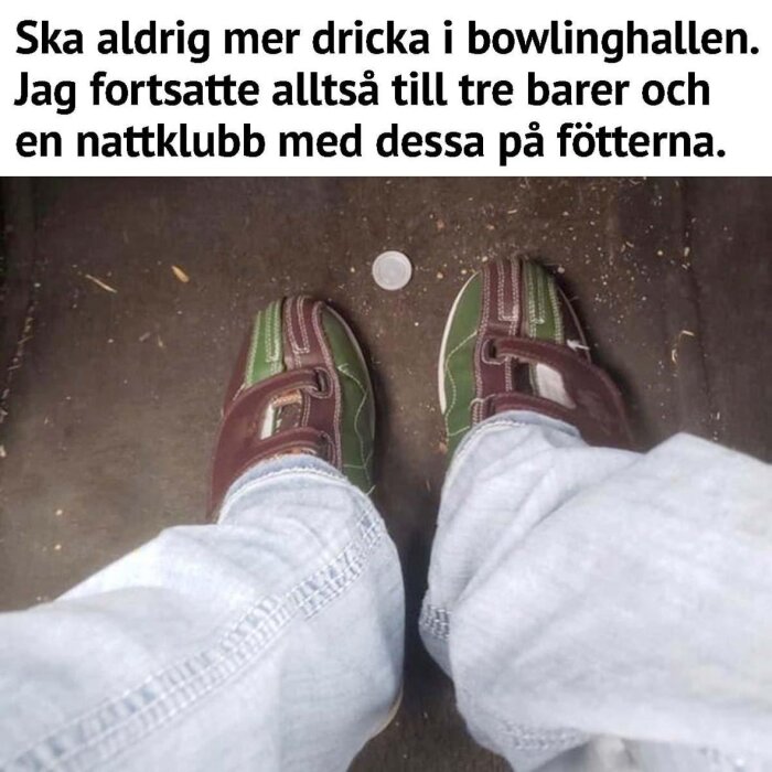 Person med bowlingsskor utomhus, text om ånger att dricka och fortsätta kvällen i fel skor.