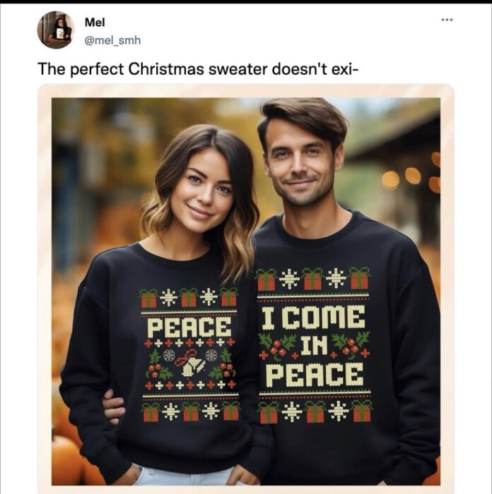 Två personer ler och bär matchande jultröjor med fredstema. Text: "PEACE" och "I COME IN PEACE".