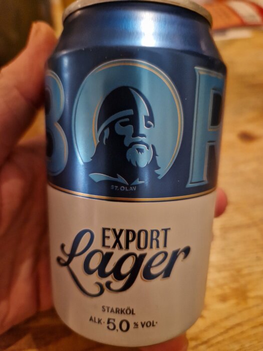 En ölburk med texten "Export Lager", en bild av en man och texten "STARKÖL ALK 5,0 % VOL".