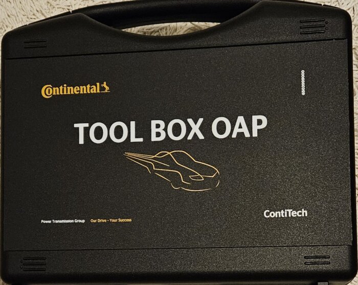 Svart verktygslåda med text "TOOL BOX OAP", logotyper för "Continental" och "ContiTech", och en bil-ikon.