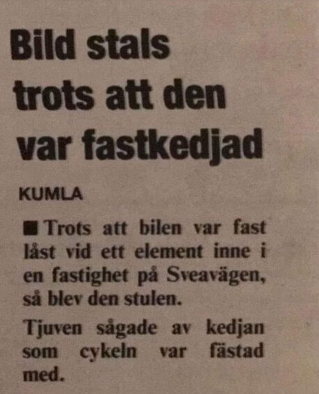 Artikeln rapporterar om en stulen bild som var fastkedjad, men med en stavfel som skapar förvirring (bil istället för bild).