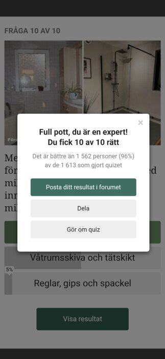 Duschrum, glasvägg, silverfärgad dusch, spegelskåp, toalettartiklar, grå kakel, modernt, text "10 av 10 rätt".