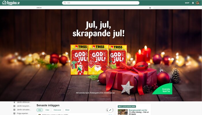 Reklambild för julskraplotter, röda ljus, julklappar, kulor, mörk träbakgrund, festlig stämning, ljusslinga, text "Jul, jul, skrapande jul!"