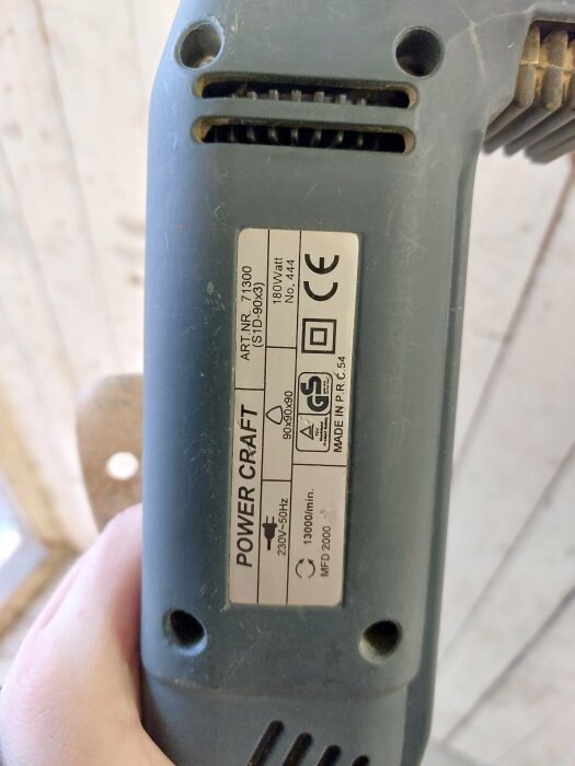 Etikett på verktyg: Power Craft, 180 Watt, information om elektronisk produkt, CE-märkning, ventilationsöppningar.