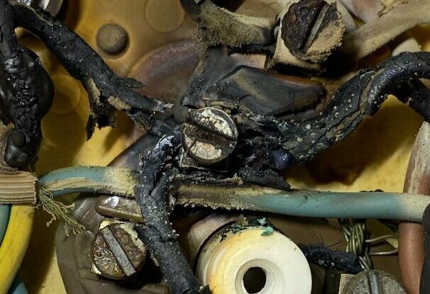 Förbrända, skadade elektriska kablar och komponenter, indikerar kortslutning eller elektrisk brand.