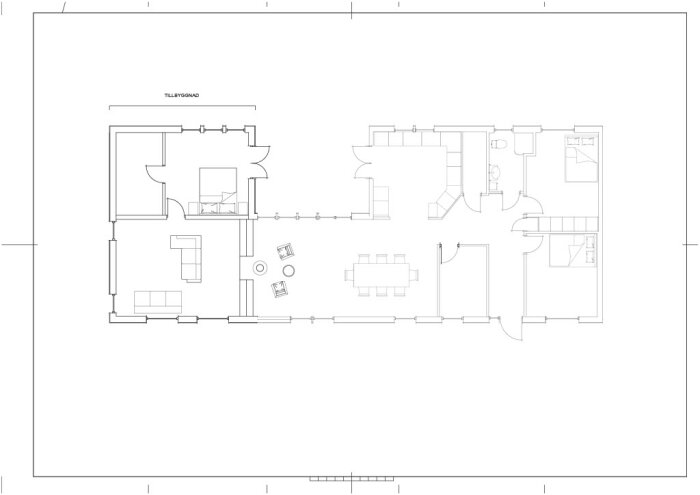 Arkitektonisk ritning, bostadsplan, möblerade rum, översiktlig layout, enkel svartvit skiss.