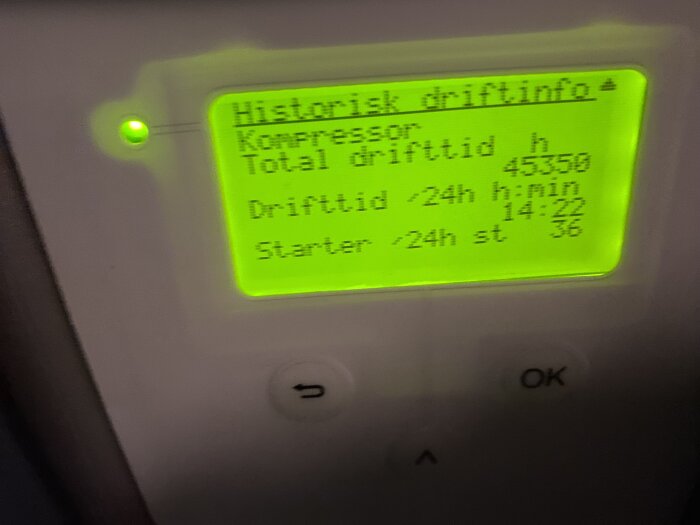 Digital display visar driftinformation, kompressorstatistik, drifttid och starter, med grön statusindikator och "OK"-knapp.