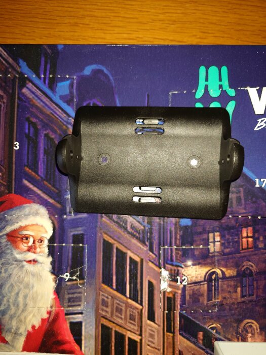 Ett pussel med jultema och julgran samt en mobilhållare framför det.