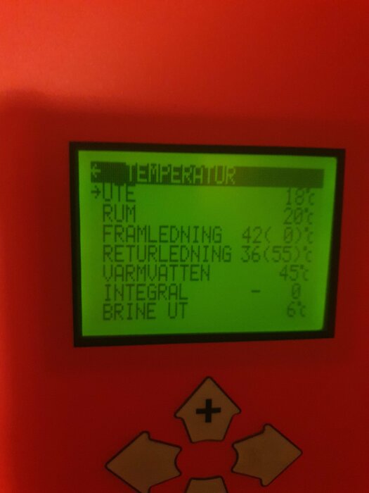 Digital display visar temperaturdata på svenska, omgivet av kontrollknappar, monterad på en röd yta.