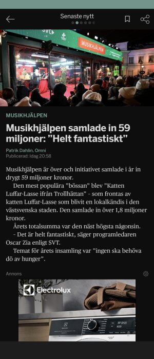 En insamlingsaktion, "Musikhjälpen", skylt, människor tittar mot fönster, kväll, utomhus, samlade in 59 miljoner kronor.