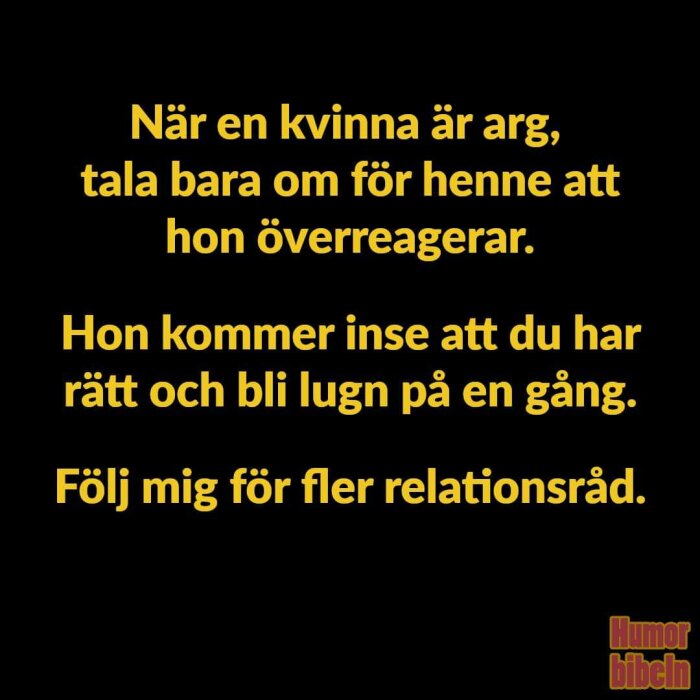 Svart bakgrund, gul text, ironiskt råd om relationer, logotyp "Humorbibeln" i hörnet.