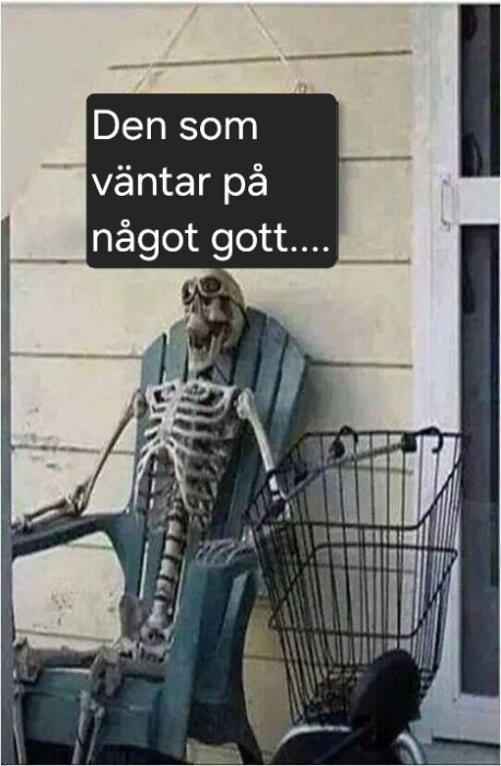 Skelett sitter på stol bredvid sopkorg, humoristisk bild med text "Den som väntar på något gott....".