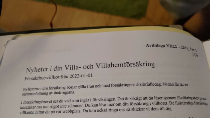 Svenskt försäkringsdokument för villa och villahem, uppdateringar gällande från 2022-01-01, delvis suddig, närbild.