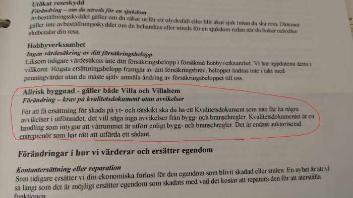 Dokument med text, cirkelmarkerat stycke om försäkringsvillkor för byggnader, krav på kvalitetsdokument.