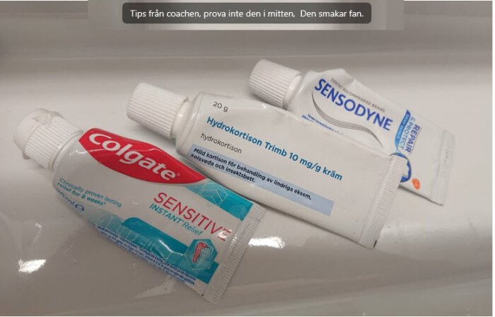 Tre tuber: Sensodyne, hydrokortisonkräm, Colgate, ligger på ljus yta, textfält med råd överst.