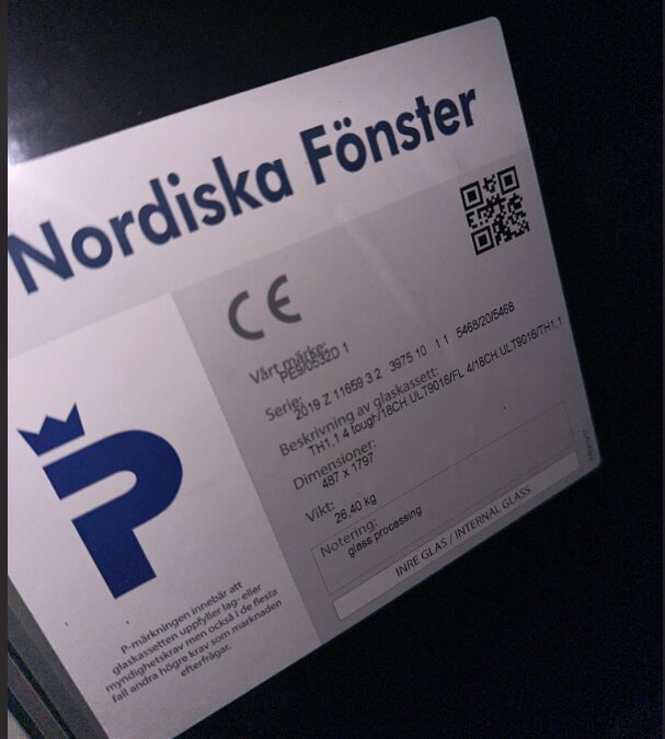 Etikett med text "Nordiska Fönster", QR-kod, produktinformation på svenska, CE-märkning, viktangivelse.