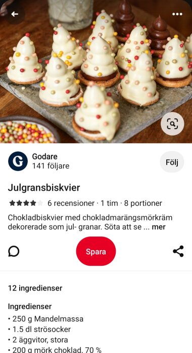 Chokladbiskvier formade som små jultomtens granar med färgglad dekoration, bakningsrecept, julig desserterpresentation.