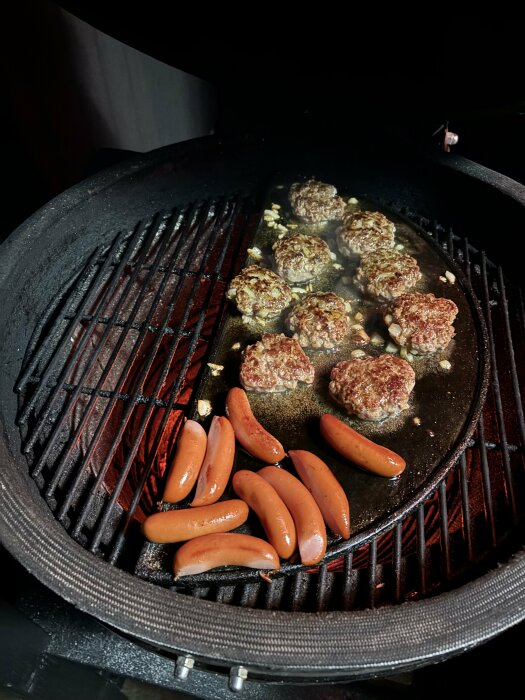 Köttbullar och korvar tillagas på en rund grill; matlagning utomhus, hemgjord middag.