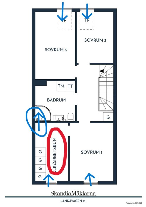 Planritning av en bostad med tre sovrum, badrum, arbetsrum och garderober; viss markering i blått och rött.