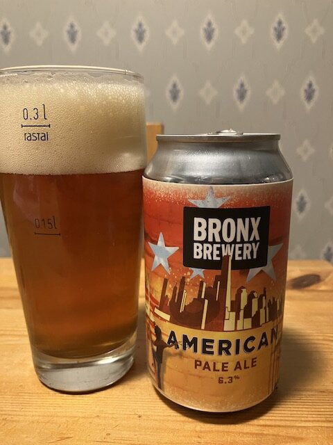 Ölglas med skum, ölburk, Bronx Brewery, American Pale Ale, tapetbakgrund.