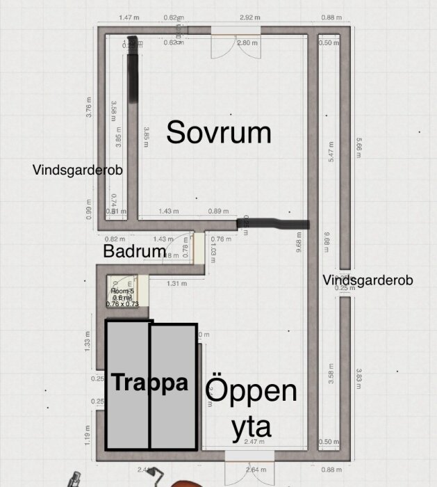 Ritning av övervåning med sovrum, badrum, trappa, och öppen yta. Mått angivna på svenska.