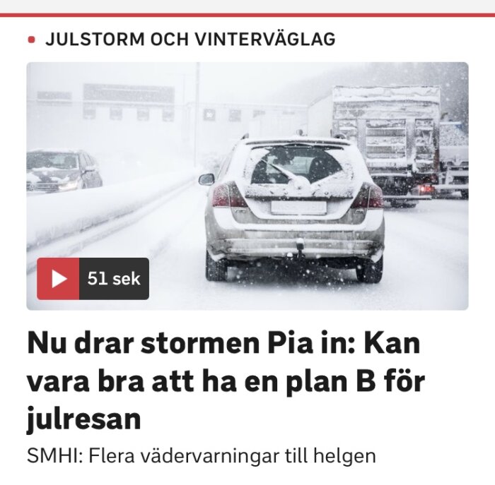 Fordonskö på snötäckt väg under snöfall, varning för storm och resplaner.