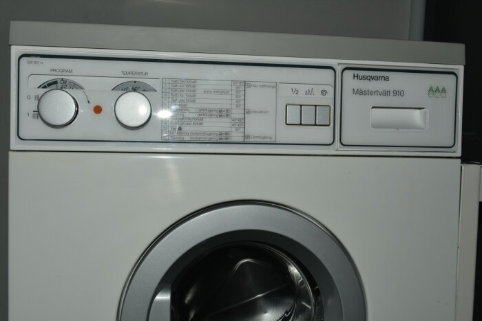 Tvättmaskin, panel med program och temperaturinställningar, Husqvarna Mästertvätt 910, knappar, tvättmedelsfack.