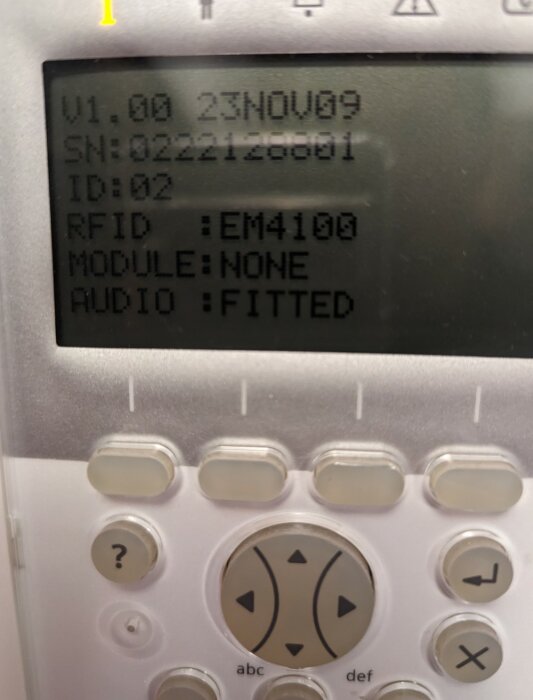 Display av enhet visar version, datum, serienummer, RFID-typ, modulstatus och ljudfunktion. Knappar för navigering syns.