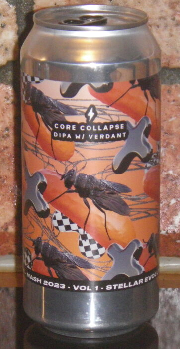 En ölburk med etikett som visar getingar, schackmönster och stjärnor. Texten "CORE COLLAPSE DIPA w/ VERDANT" syns.