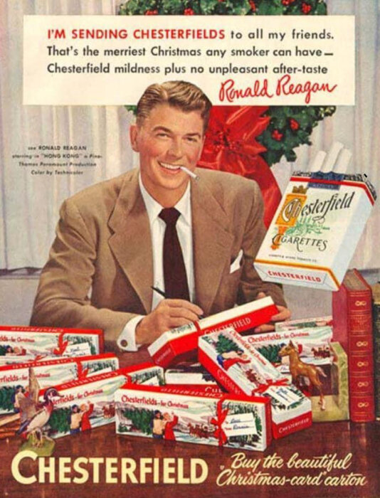 Leende man med cigaretter, julklappstema, gammal reklam, textöverlägg, vintagekänsla.