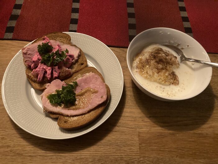 Två smörgåsar med rödbetssallad och skinka, gräddfil med kanel, hemlagat, matpresentation på träbord.