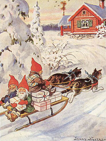 Traditionell illustration av tomtar i en släde dragen av katter genom snöig landskap mot röd stuga. Vintage julkort.