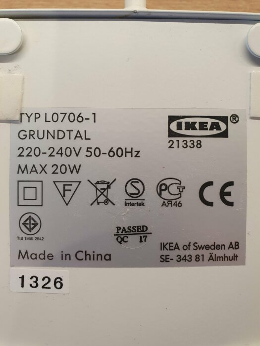 Etikett med tekniska specifikationer för IKEA GRUNDTAL, inkluderar spänning, IKEA-logo, säkerhetsikoner, tillverkningsland.