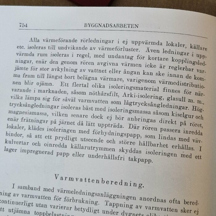 Svensk text om byggnadsarbete och isolering ur bok eller manual, med rubrik och sidnummer 754 synliga.